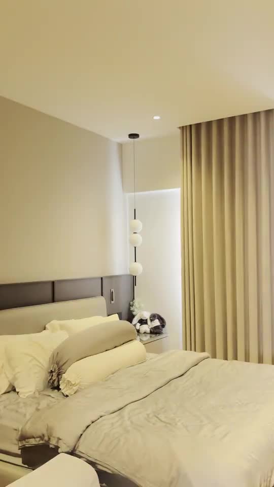 A walkthrough of the bedroom lighting and curtains
